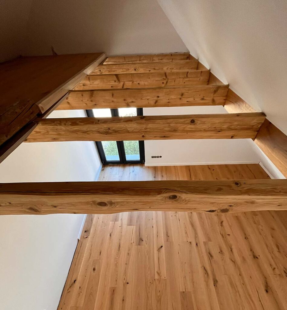 Holzbalken freigelegt und lasiert, Wände gestrichen + Boden verlegt
